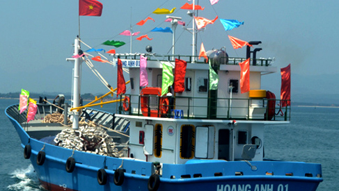 Empresas brindan ayuda financiera y material a pescadores